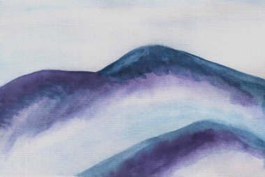 Suluboya mavi dağ çizimi. Gökyüzüne karşı dağlar olan suluboya arkaplan.