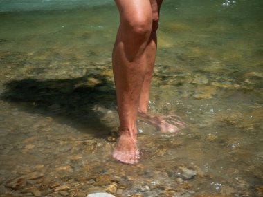 Nehirde ferahlatıcı bir an. Ayaklarını suda dinlendiriyor.