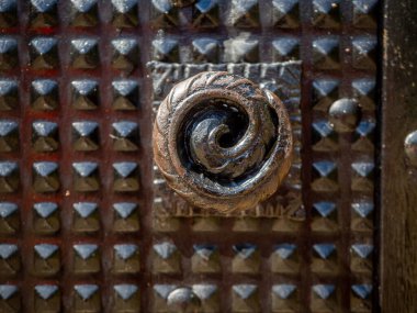 Eski paslı, zincirli metal kapı.