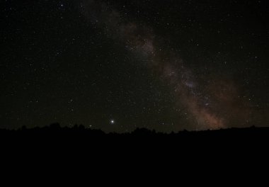 Huesca Aragon İspanya 'daki Monrepos limanının tepesinden çekilmiş lactea ile.