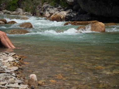 Dağdaki taşların arasından akan suyu oluşturan kıllı bir manzara.
