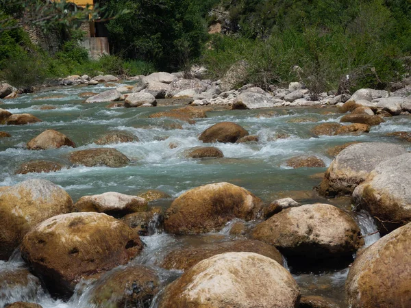 Paisaje Peludo Que Forma Agua Mientras Fluye Entre Las Piedras — Foto de Stock