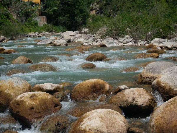 Paisaje Peludo Que Forma Agua Mientras Fluye Entre Las Piedras — Foto de Stock