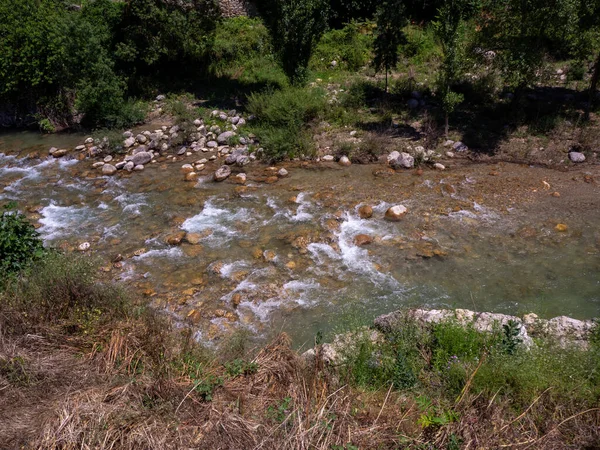 Paisaje Peludo Que Forma Agua Mientras Fluye Entre Las Piedras —  Fotos de Stock