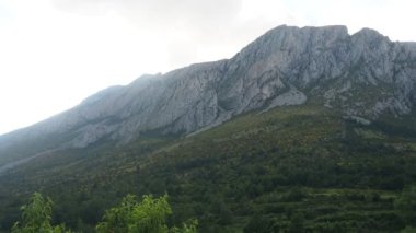 Hırvatistan 'daki büyük ve küçük Plitvice göllerinin sıradağları
