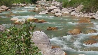 Dağlarda şelale, kayalar ve kayalar