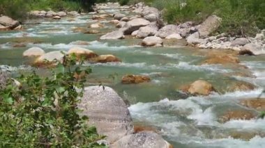 Dağlarda güzel bir şelale