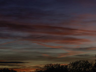 Denizin üzerinde güzel bir gün batımı