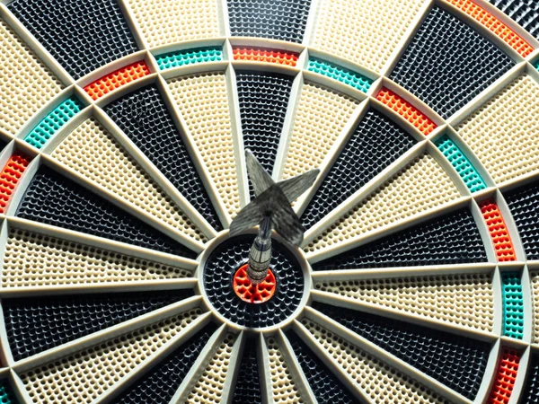 Dart ile hedefi dartlar