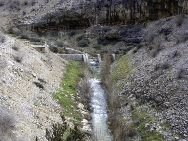 İsrail 'in kuzeyindeki bir köydeki dağlarda şelale.