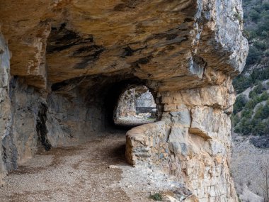 İspanya 'nın eski Cuenca kasabasındaki dar vadi.