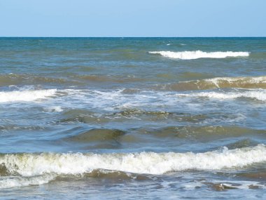 Mavi sulara su sıçrayan deniz dalgaları.
