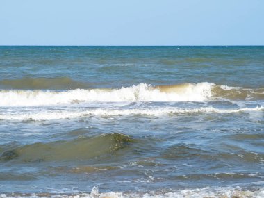 Kumsalda köpük dalgası