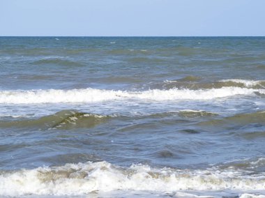 Deniz dalgaları kıyıya vuruyor