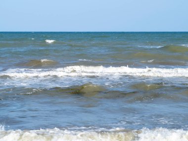 Deniz kıyısındaki dalgalar.