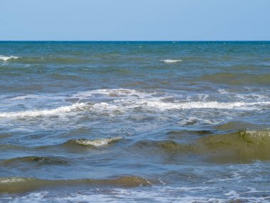Sahildeki deniz dalgaları