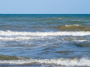 Mavi okyanus dalgaları ve beyaz kum