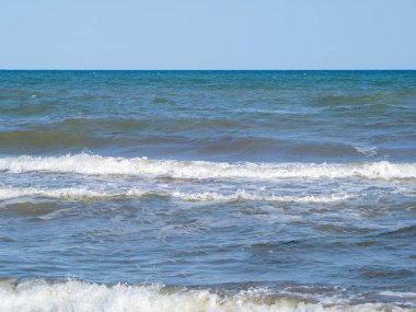 Sahilde deniz dalgaları.