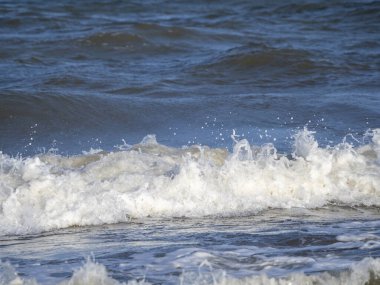 Akşamları deniz kıyısında dalgalar