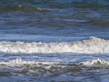 Kumsalda deniz dalgaları