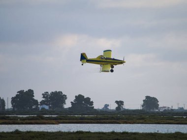 Gökyüzündeki küçük uçak.