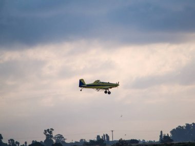 Bir uçak havada uçuyor.