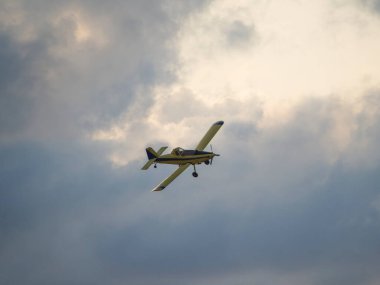 Gökyüzünde bir uçak