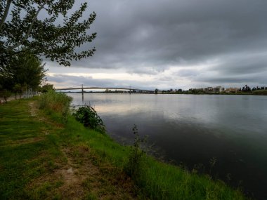 Şehirdeki göl manzarası