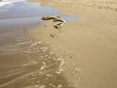 Kumsaldaki kumda ayak izleri.
