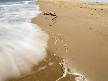Kumda güzel deniz dalgaları