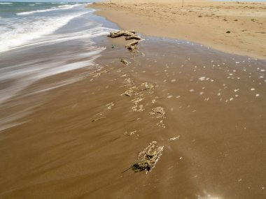 Sahilde ayak izleri.
