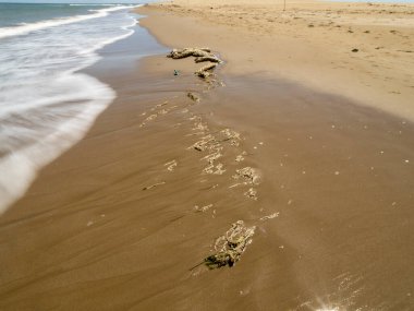 Kumlu sahilde deniz dalgaları. yaz arkaplanı