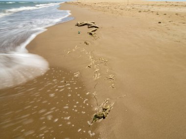 Sahilde çok sayıda ayak izi var.