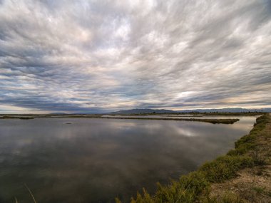 Akşamları güzel bir nehrin manzarası