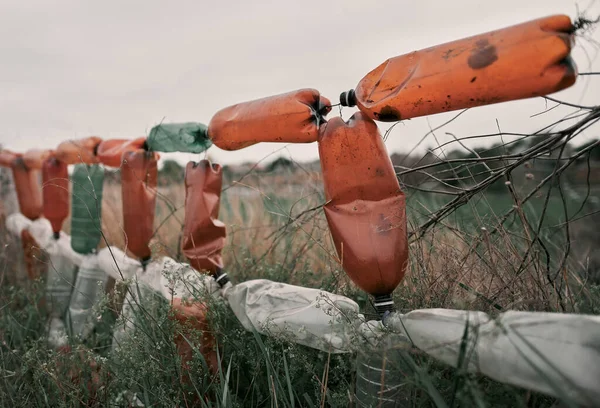 Kullanılmış Plastik Şişelerden Yapılmış Dış Duvar Kırsalda Plastik Evcil Hayvan — Stok fotoğraf