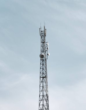 5G 4G sinyali ve internet için yüksek kutuplu telekomünikasyon ilemi. konsept teknolojisi Yüksek frekanslı sinyal iletimi tehlikesi
