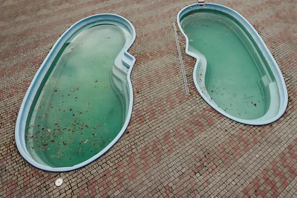 Εγκαταλελειμμένη Πισίνα Βρώμικο Νερό Μολυσμένη Πισίνα Αχρησιμοποίητο Υδάτινο Πάρκο — Φωτογραφία Αρχείου