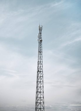5G 4G sinyali ve internet için yüksek kutuplu telekomünikasyon ilemi. konsept teknolojisi Yüksek frekanslı sinyal iletimi tehlikesi