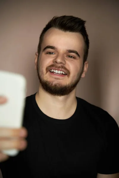 Hombre Feliz Teléfono Inteligente Riéndose Celular Teléfono Móvil Caucásico Con — Foto de Stock