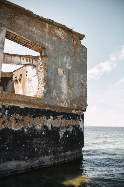 Deniz kıyısındaki terk edilmiş sanayi binası. Antika sanayi evi deniz suyu tarafından yok edildi.