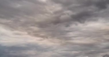 Bulutlar gökyüzünde yüzüyor. Gökyüzü günden geceye değişiyor. Zaman ayarlı ultra yüksek çözünürlüklü 4k uhd.