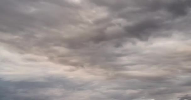 Wolken zweven in de lucht. De lucht verandert van dag tot nacht. timelapse ultra hoge definitie 4k uhd. — Stockvideo