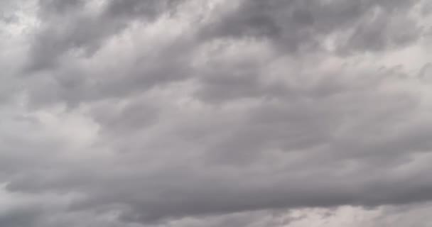 Ağır bulutların zamanı geldi. Şiddetli yaz yağmurundan önce gökyüzü. Fırtına bulutları. UHD 4k video. İklim değişikliği gökyüzü. — Stok video
