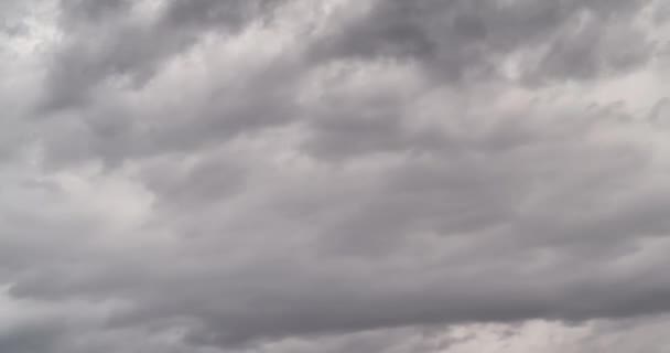 Timelapse de nuages lourds. Ciel avant les fortes pluies estivales. Nuages d'orage. Vidéo 4k UHD. Changement climatique ciel.