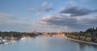 Akşam şehrinin panorama zamanı. Mykolaiv, Ukrayna. Nikolaev. Güzel gökyüzü ve feribotlar çalışıyor. Yaz akşamı. zaman aşımı ultra yüksek çözünürlüklü 4k