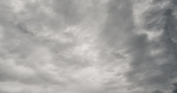 白天,乌云弥漫在天空中.多雨的灰色天空 — 图库视频影像