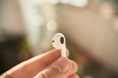 Kulaklığı elinde tut. kapalı alanda tüketici elektroniği