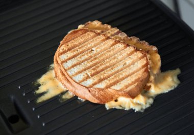 Izgarada erimiş peynirli ev yapımı panini