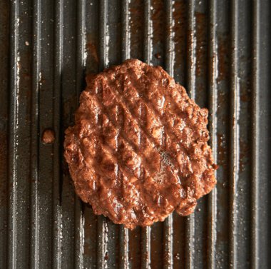 Köfteli köfteler tavada pişiyor. Koyu arkaplan Izgarası