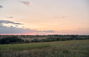 Kırsal alanda destansı yaz akşamı günbatımında kırsal alanda